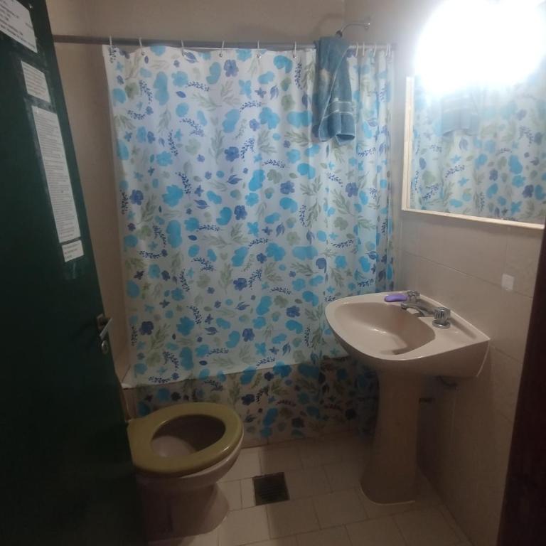 Hostal céntrico - Habitación Cuádruple con baño privado - 3