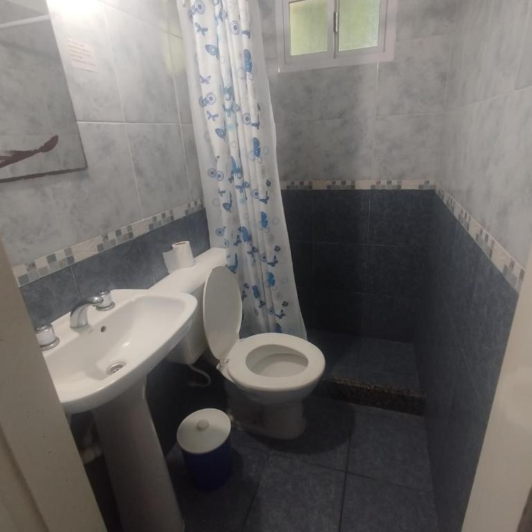 Hostal céntrico - Habitación Cuádruple con baño privado - 3