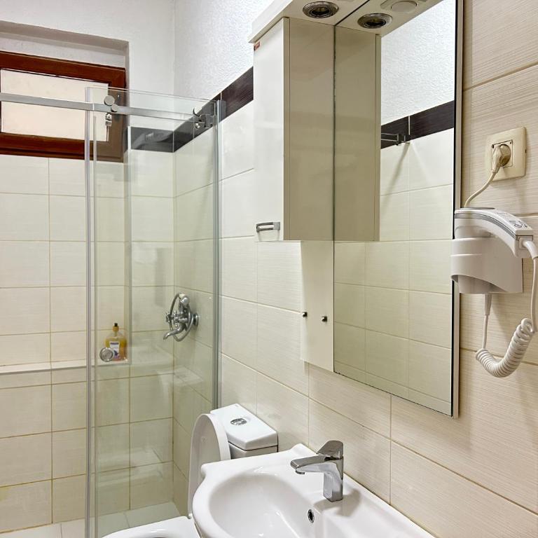 Heart of the City Stunning city View,Balcony Free Wi-Fi - Apartment - 4