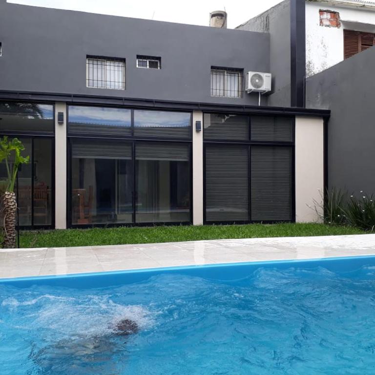 CASA CON PILETA EN EL CENTRO de CORRIENTES - Four-Bedroom House - 1