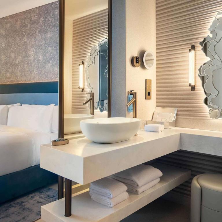 SLS Barcelona - King Room with Marina View - Captivate - 4