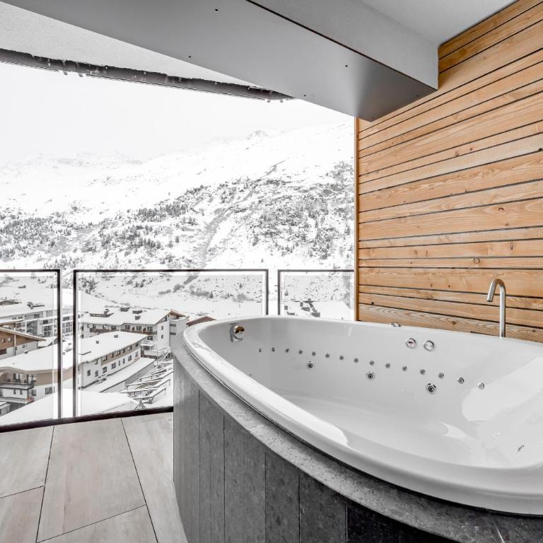 Hotel Gotthard-Zeit - Deluxe Suite mit Whirlpool-Badewanne - 2