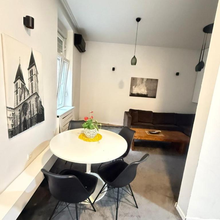 Old Town Luxe Living - One-Bedroom Apartment - 9