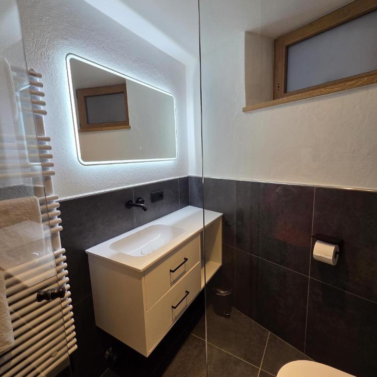 Resi´s Stadthaus - Two-Bedroom Apartment with Shower - 28