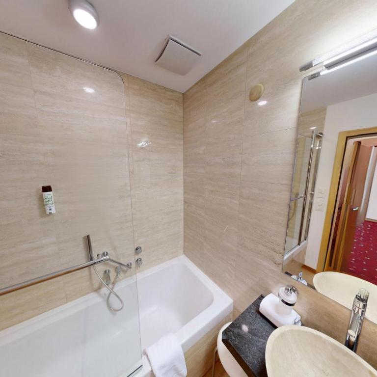 Schweizerhaus Swiss Quality Hotel - Deluxe Doppelzimmer mit Bergblick - 13