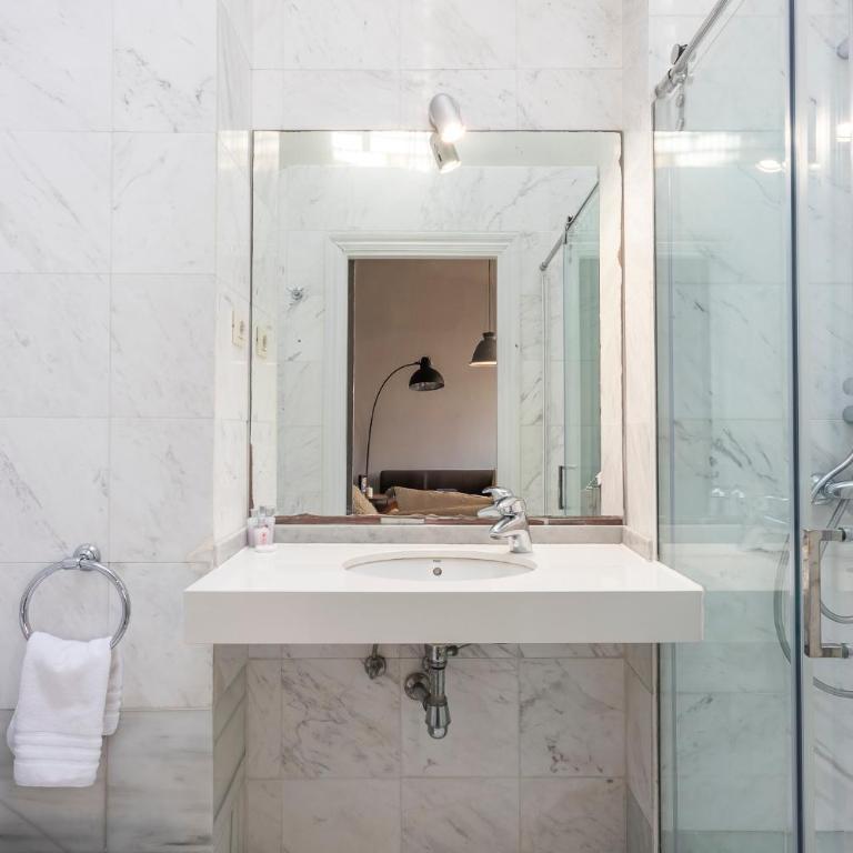 Apartment Barcelona Rentals - 3 bedroom penthouse with large terrace - Three-Bedroom Apartment - 13