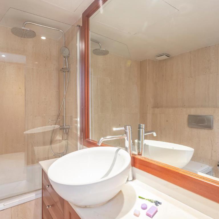 Apartment Barcelona Rentals - 3 bedroom penthouse with large terrace - Three-Bedroom Apartment - 26