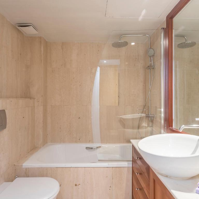 Apartment Barcelona Rentals - 3 bedroom penthouse with large terrace - Three-Bedroom Apartment - 25