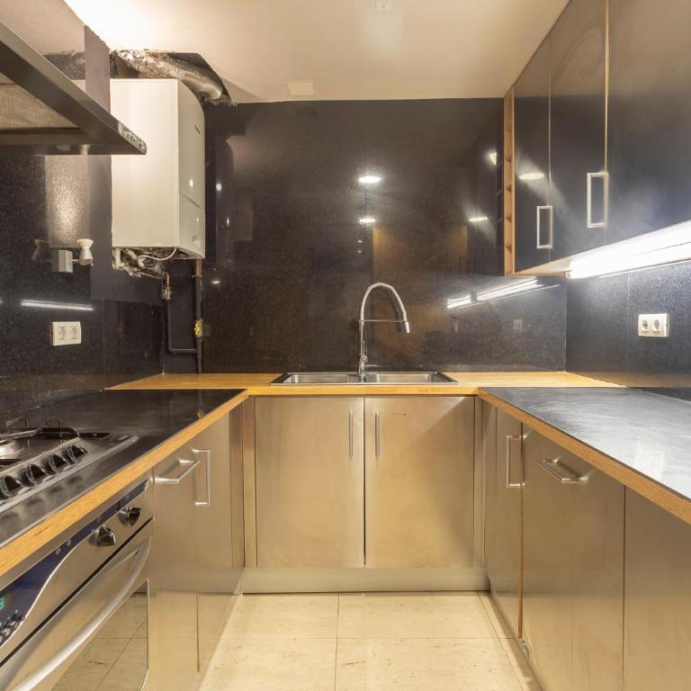 Apartment Barcelona Rentals - 3 bedroom penthouse with large terrace - Three-Bedroom Apartment - 30
