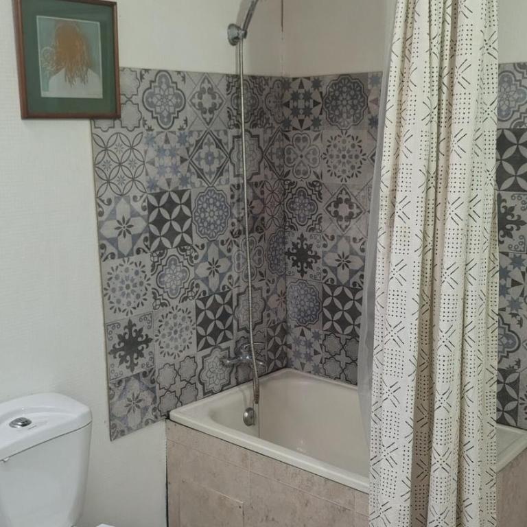 Casa juvenil 5 Pax Central - Two-Bedroom House - 4