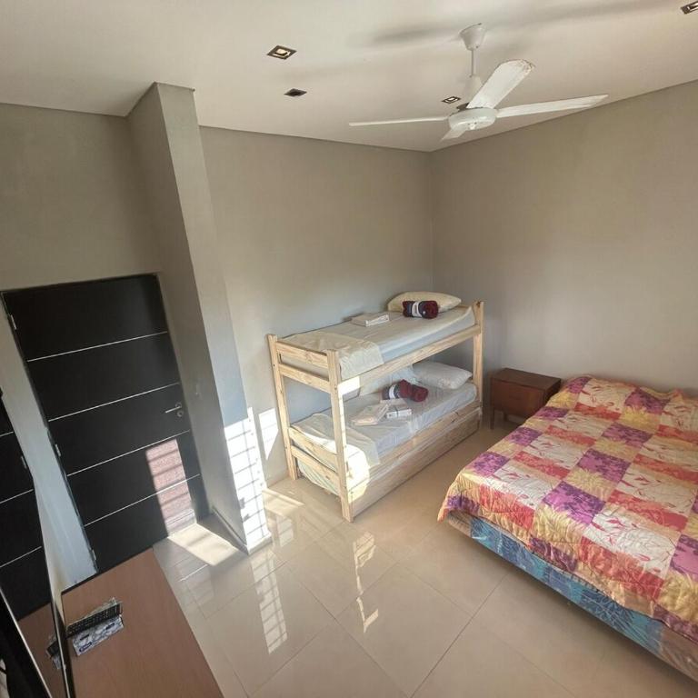 Casa cerca de Paso de la Patria para descanso para 10a20 personas - Casa de 6 dormitorios - 77