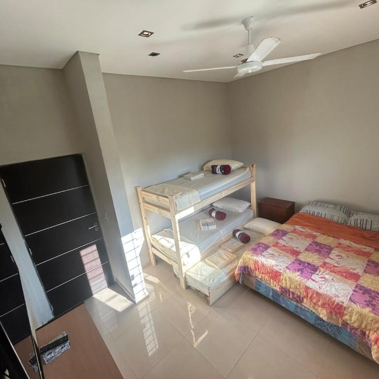 Casa cerca de Paso de la Patria para descanso para 10a20 personas - Casa de 6 dormitorios - 93