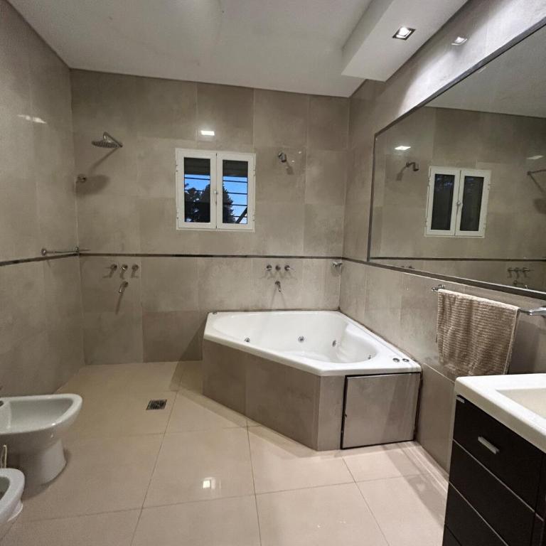 Casa cerca de Paso de la Patria para 10a20 personas - Casa de 6 dormitorios - 24