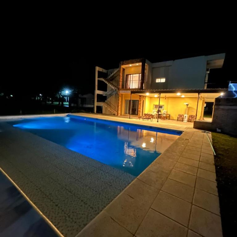 Casa cerca de Paso de la Patria para 10a20 personas - Casa de 6 dormitorios - 1