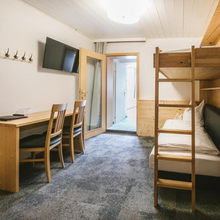 Familienhotel Botenwirt - Großes Familienzimmer mit Balkon - 4