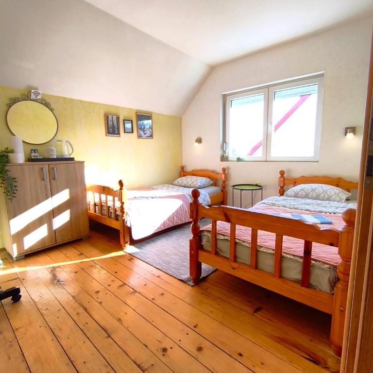 Apartmani Božana Vojinović - Twin Room with Shared Bathroom - 1