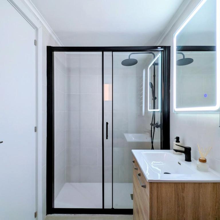 Apartamento moderno con piscina y parking privado - One-Bedroom Apartment - 8