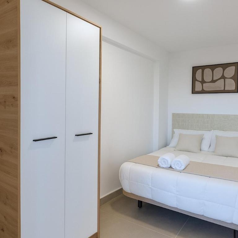Apartamento moderno con piscina y parking privado - One-Bedroom Apartment - 30