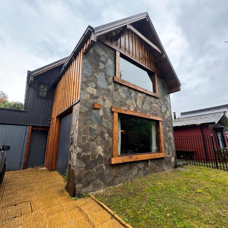 Casona Rústica, frente a bosque y humedal valdiviano - Six-Bedroom House - 1