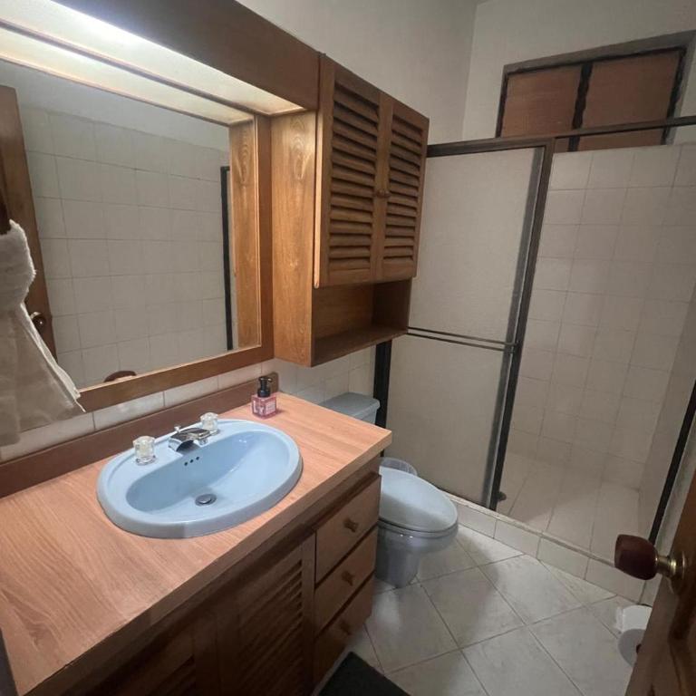 Casa Vacacional Bien Ubicada San Gil Santander - Habitación Doble con baño privado - 1 o 2 camas - 1