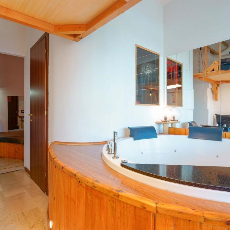 4Roomz - Suite Queen con Vasca Idromassaggio - 18