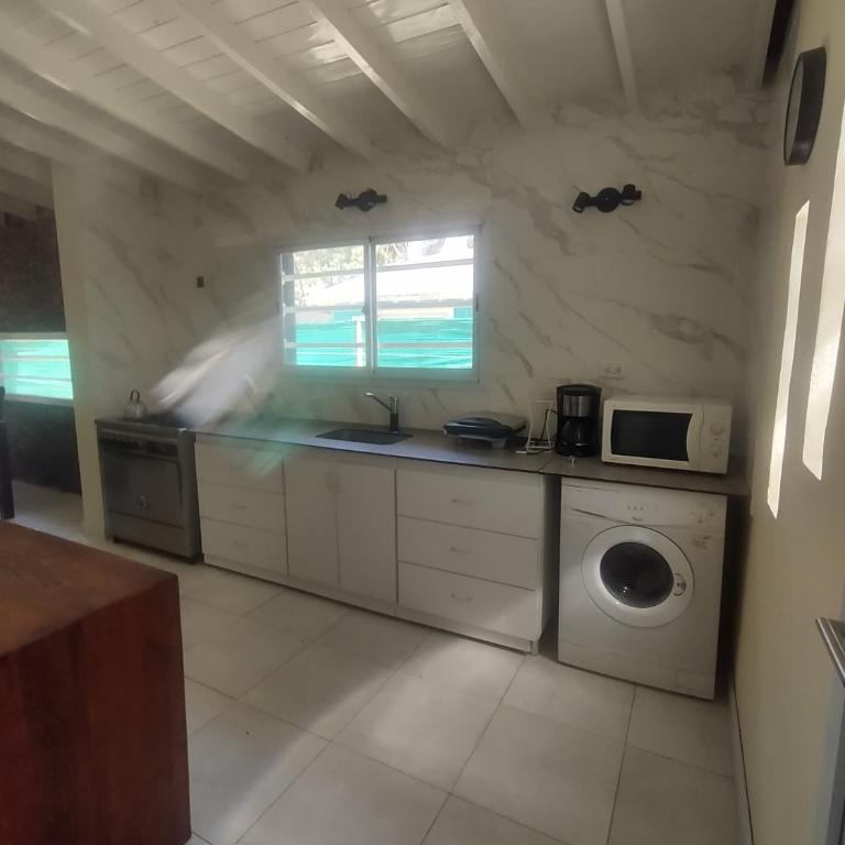 Verde amanecer - Four-Bedroom House - 9