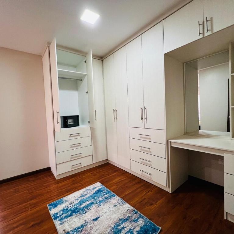 Beautiful Large Apartment - Three-Bedroom Apartment - 17