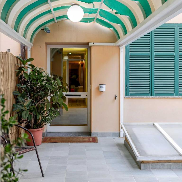 Hotel POSTA - Comfortable Stay in Ventimiglia - Camera Matrimoniale con Balcone - 14