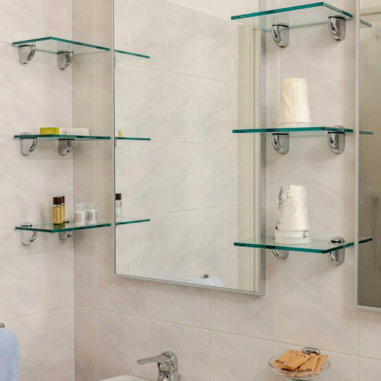 Hotel POSTA - Comfortable Stay in Ventimiglia - Camera Quadrupla Comfort - 17