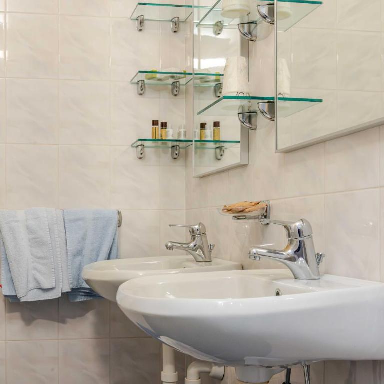 Hotel POSTA - Comfortable Stay in Ventimiglia - Camera Quadrupla Comfort - 14