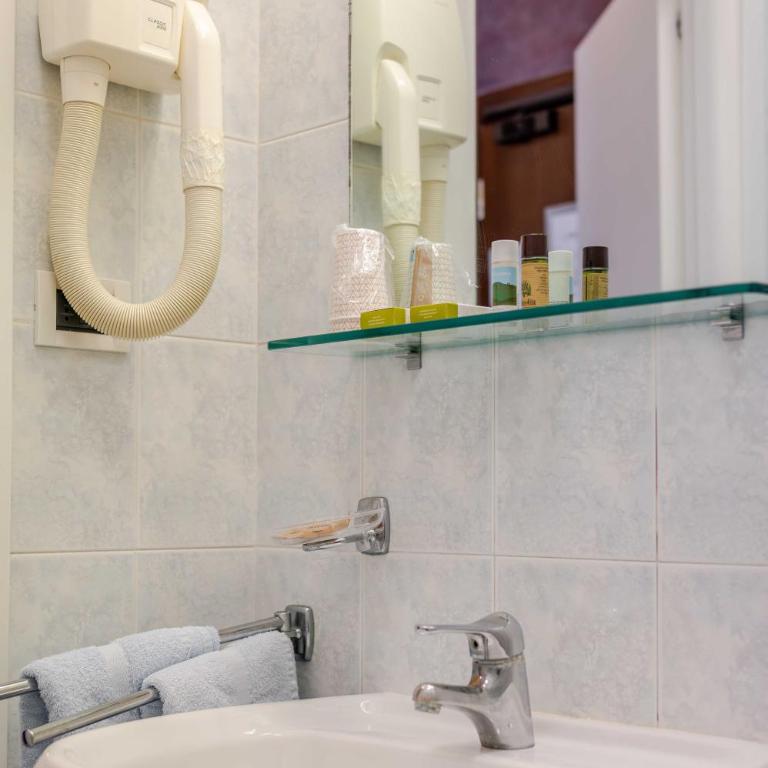 Hotel POSTA - Comfortable Stay in Ventimiglia - Camera Matrimoniale con Balcone - 15