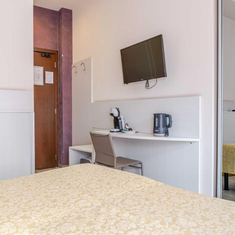 Hotel POSTA - Comfortable Stay in Ventimiglia - Camera Matrimoniale con Balcone - 17