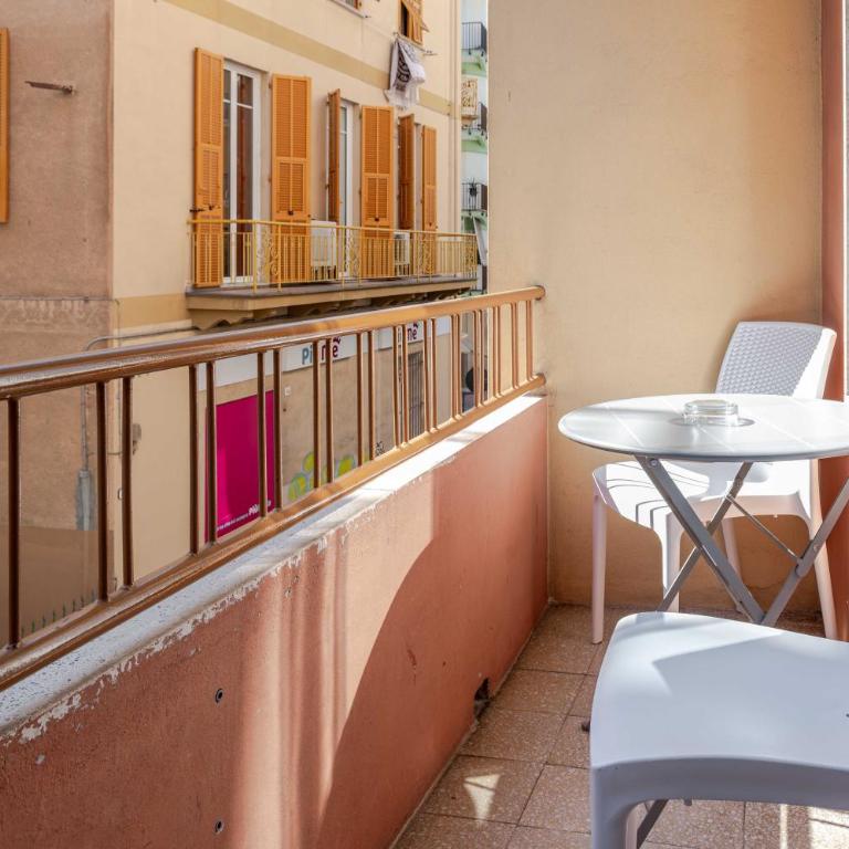 Hotel POSTA - Comfortable Stay in Ventimiglia - Camera Matrimoniale con Balcone - 1