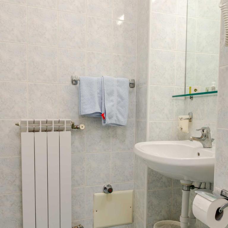 Hotel POSTA - Comfortable Stay in Ventimiglia - Camera Matrimoniale - 15