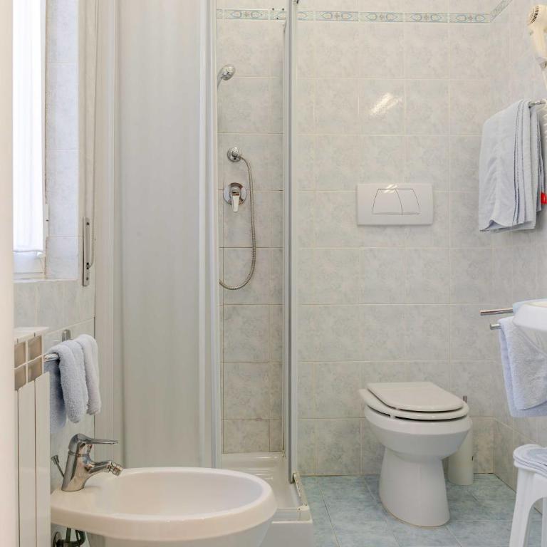 Hotel POSTA - Comfortable Stay in Ventimiglia - Camera Matrimoniale con Balcone - 17