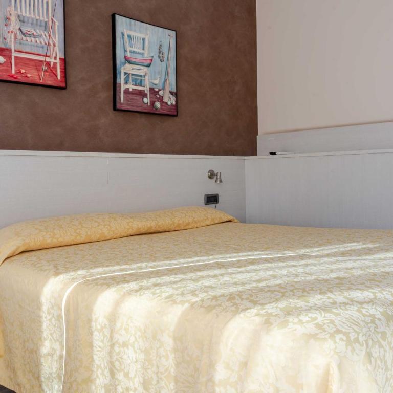 Hotel POSTA - Comfortable Stay in Ventimiglia - Camera Matrimoniale con Balcone - 16