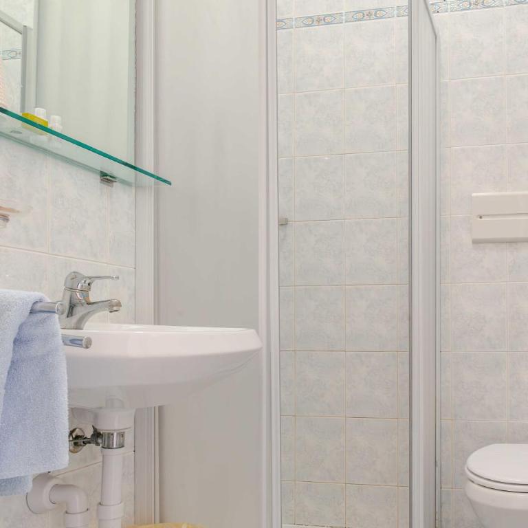 Hotel POSTA - Comfortable Stay in Ventimiglia - Camera Matrimoniale con Balcone - 14