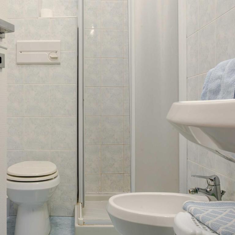 Hotel POSTA - Comfortable Stay in Ventimiglia - Camera Tripla con Balcone - 15