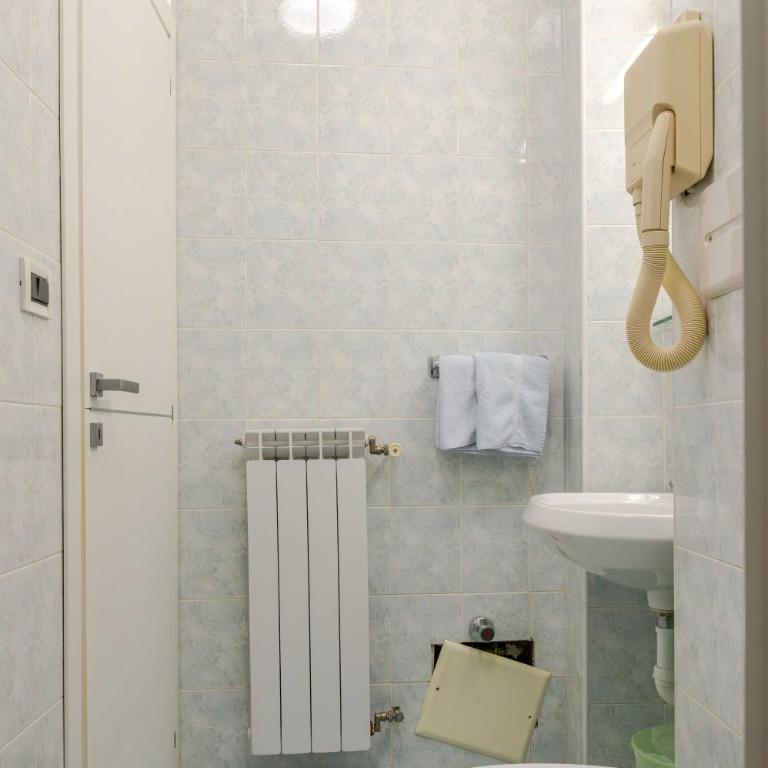 Hotel POSTA - Comfortable Stay in Ventimiglia - Camera Matrimoniale - 16