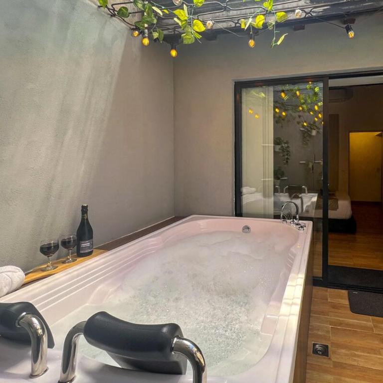 202 Romantic loft with jacuzzi - One-Bedroom Apartment - 2