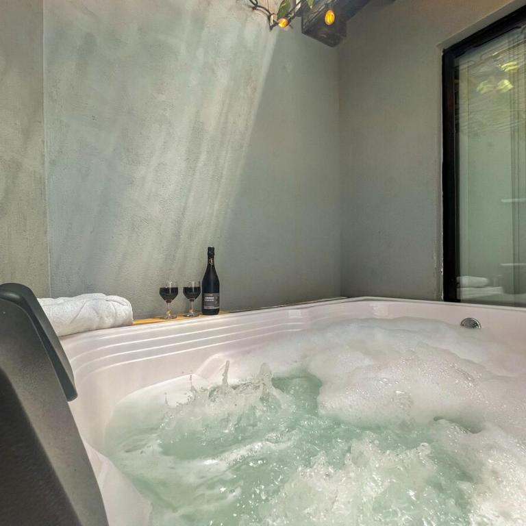 202 Romantic loft with jacuzzi - One-Bedroom Apartment - 11