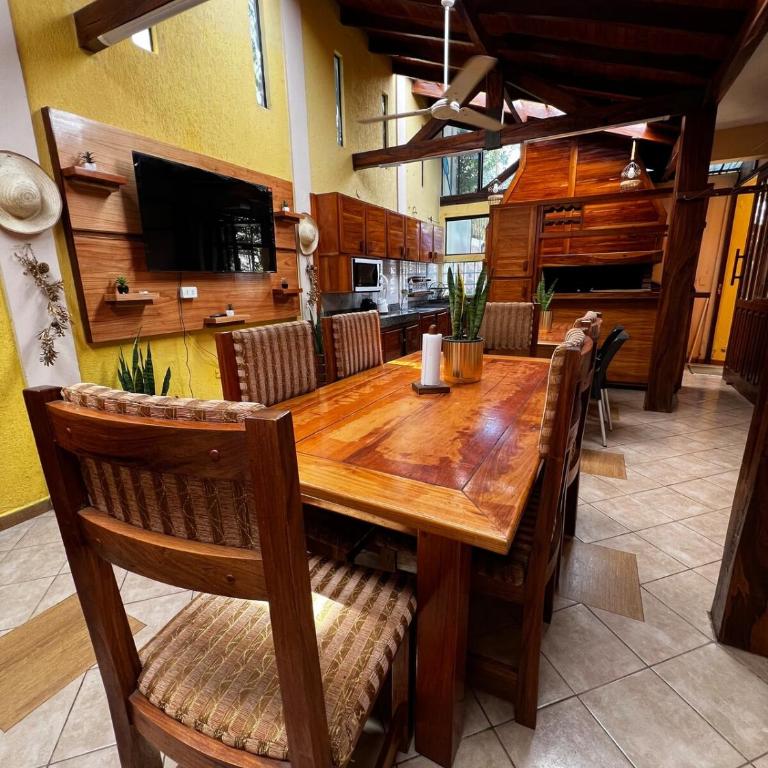 Casa con piscina en el centro - Four-Bedroom House - 3
