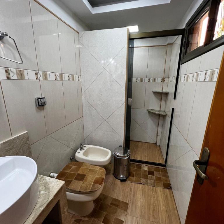 Casa con piscina en el centro - Four-Bedroom House - 11