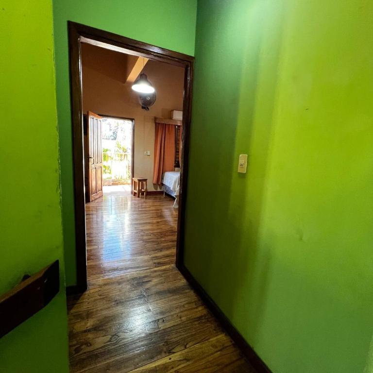 Casa con piscina en el centro - Four-Bedroom House - 12