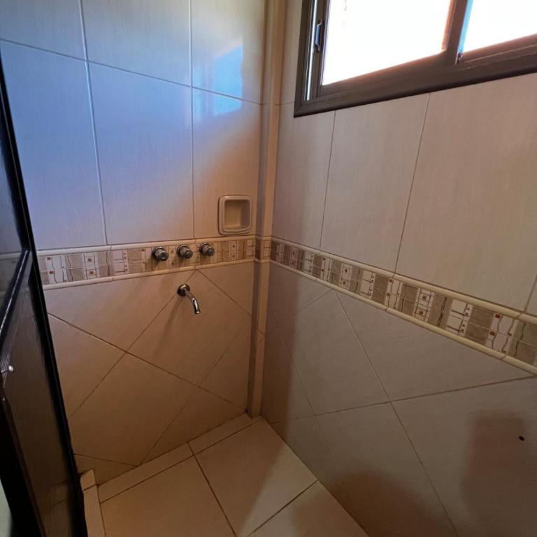 Casa con piscina en el centro - Four-Bedroom House - 13
