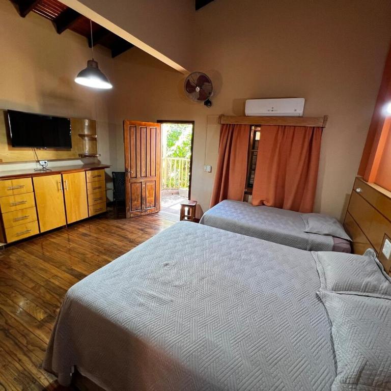 Casa con piscina en el centro - Four-Bedroom House - 15