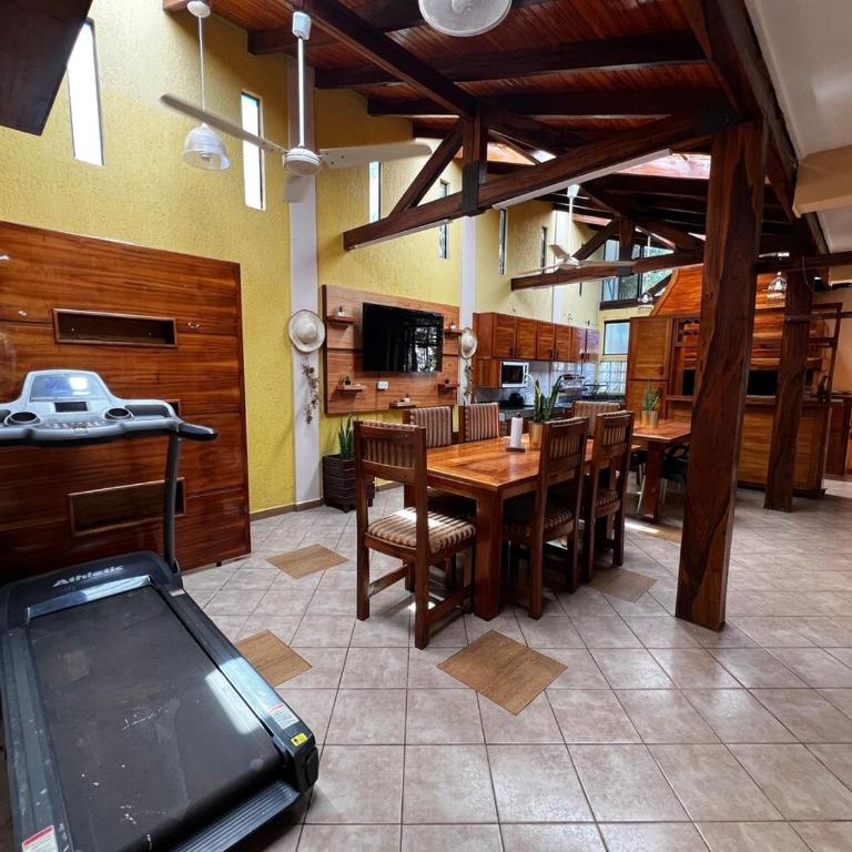 Casa con piscina en el centro - Four-Bedroom House - 28