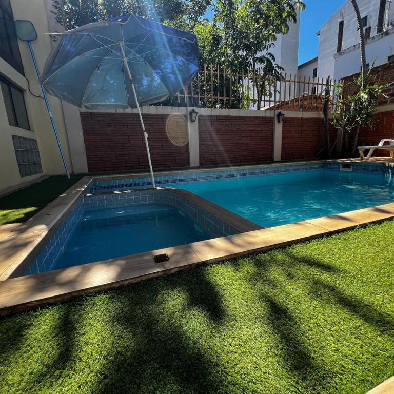 Casa con piscina en el centro - Four-Bedroom House - 32