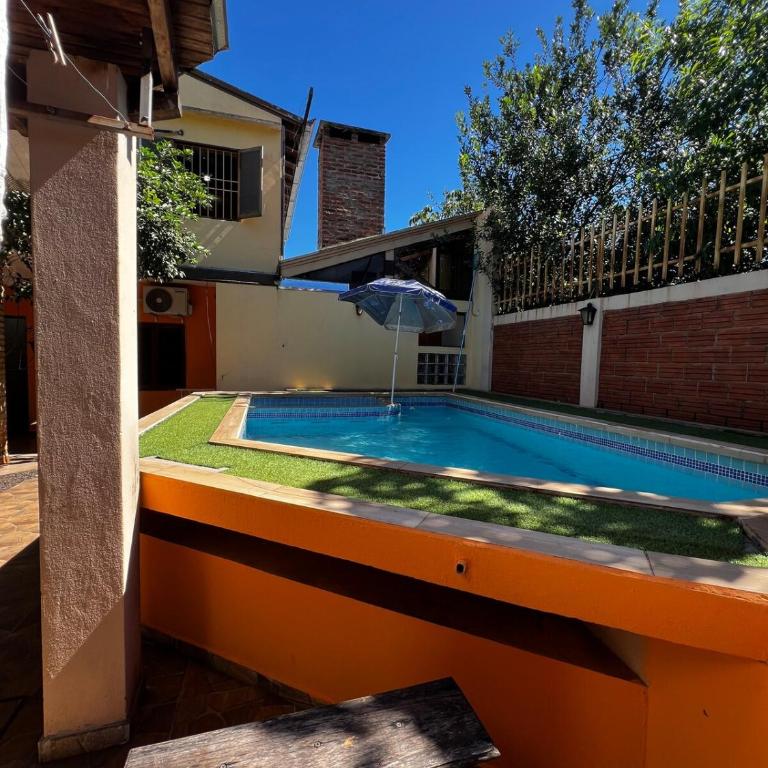 Casa con piscina en el centro - Four-Bedroom House - 33