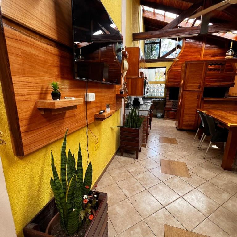 Casa con piscina en el centro - Four-Bedroom House - 40